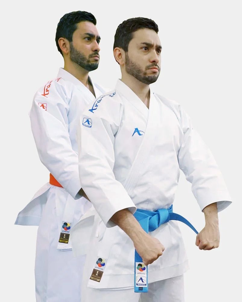 Karategi Arawaza Amber Evolution Premier League avec broderie bleue et rouge pour les compétitions WKF