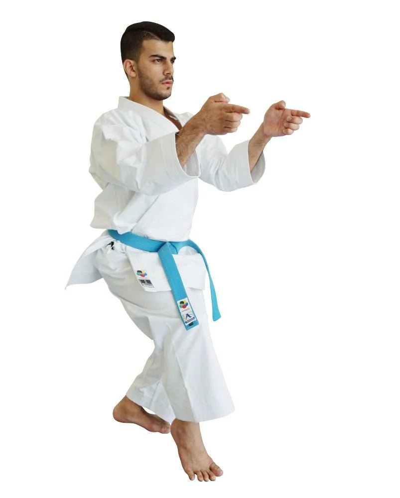 Vue de face du karategi élite Arawaza Black Diamond WKF approuvé pour les compétitions de kata