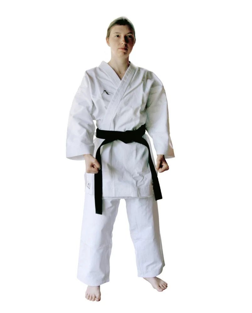 Vue de face du karategi Arawaza Kata Deluxe approuvé par la WKF avec coupe kata spécifique