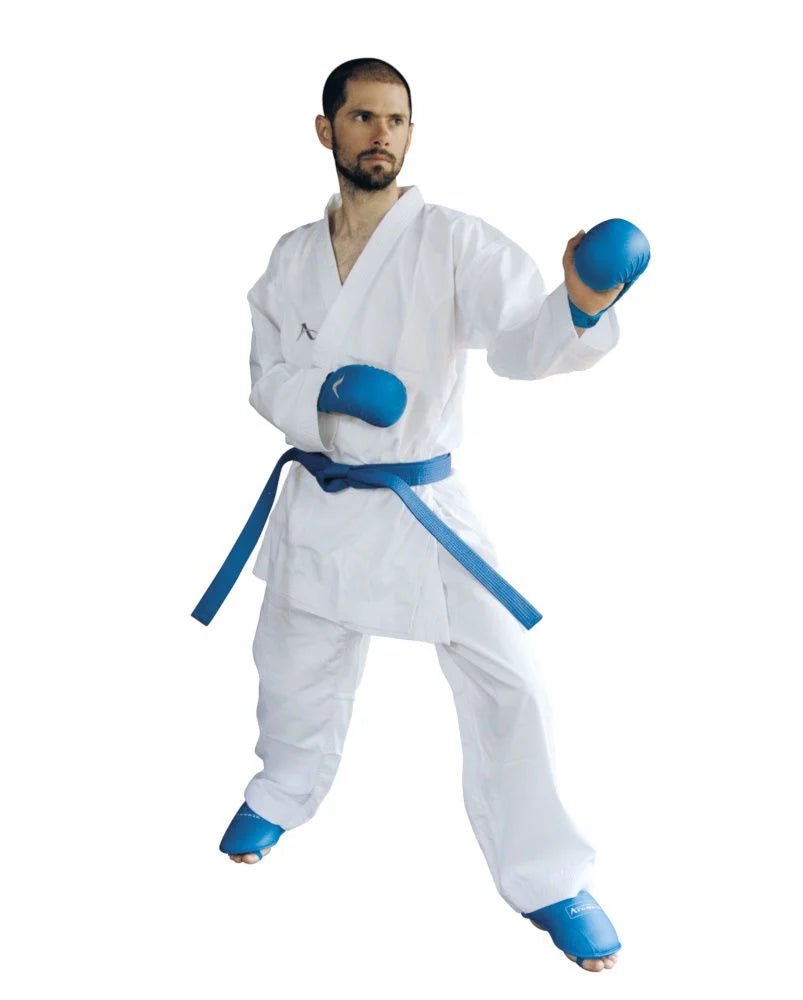 Vista frontal do karategi Arawaza Kumite Deluxe WKF aprovado para competições oficiais