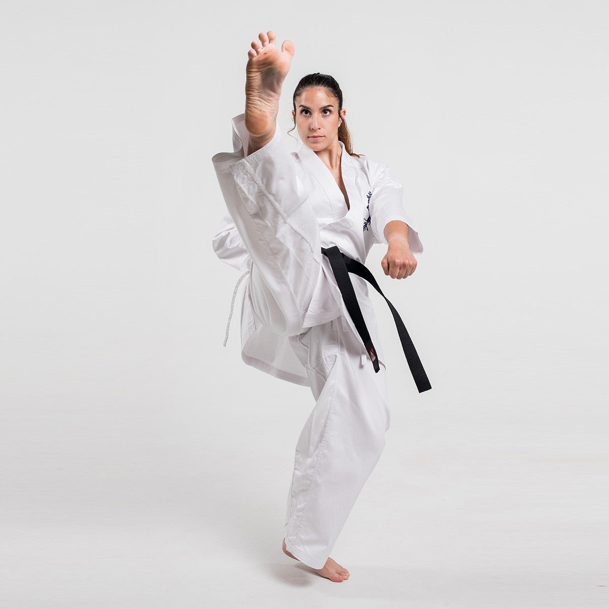 Kimono d'entraînement de karaté Shinkyokushin Fujimae porté, vue de face uniforme de 9 oz.