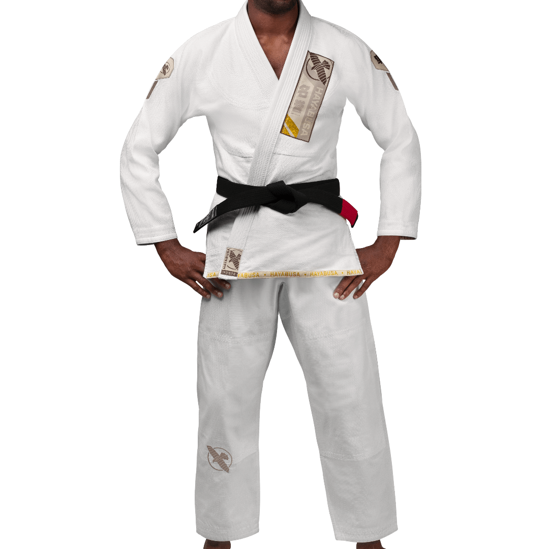 Framifrån av vit Hayabusa Ascend Lättvikts BJJ-kimono med kanji-lapp