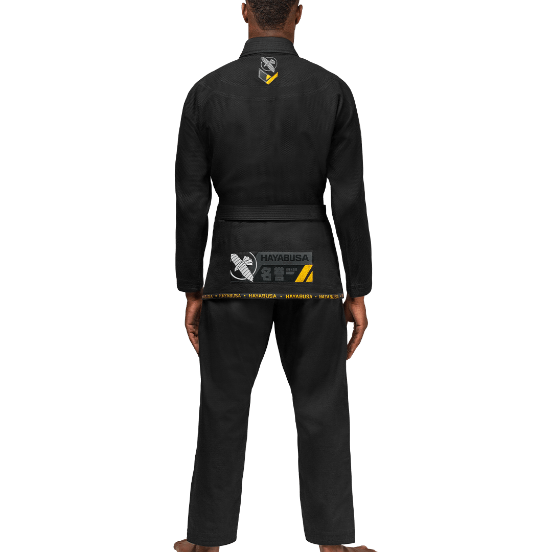 Bakifrån av Hayabusa Black Gi, som framhäver den lätta designen och förstärkningarna