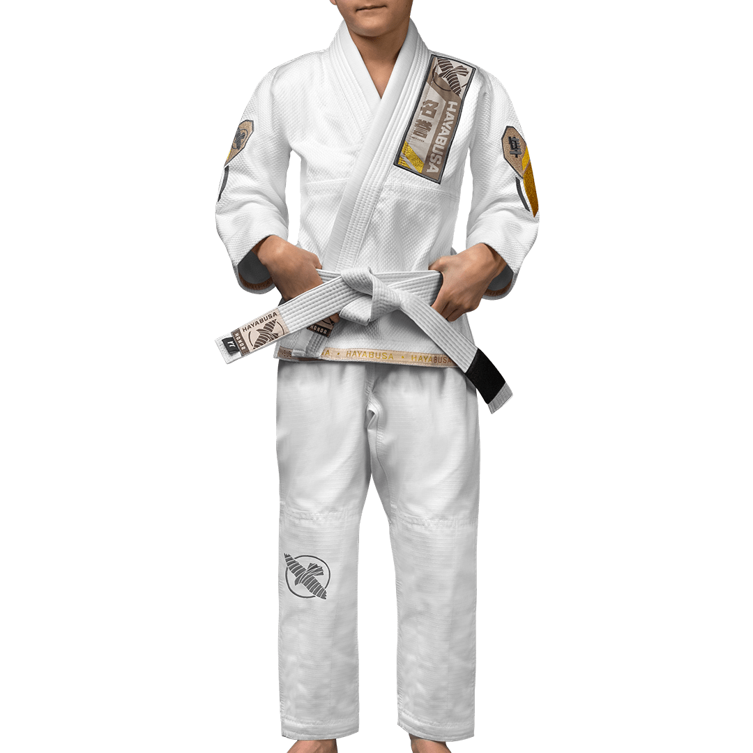 Vue de face du kimono JJB Hayabusa Ascend Youth blanc pour enfant avec ceinture blanche