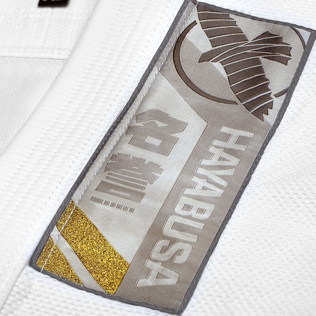 Détail des patchs avec kanji et broderie sur le kimono Hayabusa blanc