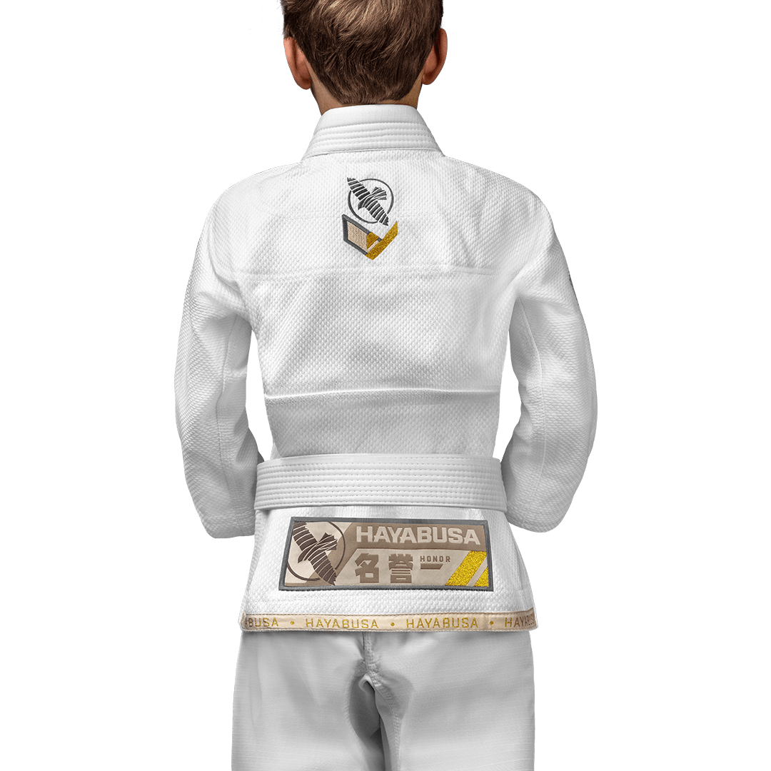 Vue arrière du Hayabusa Ascend Gi blanc montrant la coupe ergonomique pour les enfants