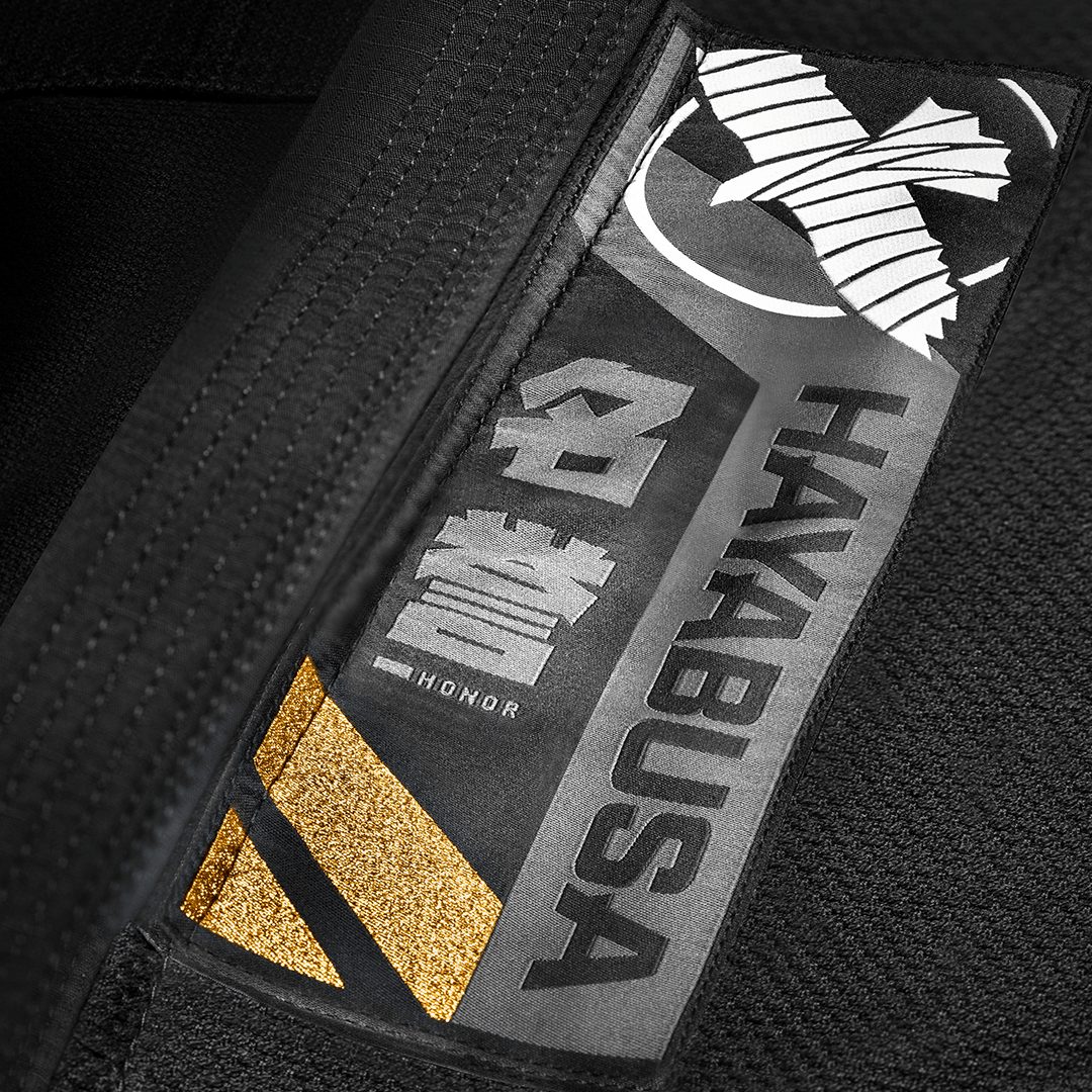 Gros plan sur un patch traditionnel sur une veste kimono noire