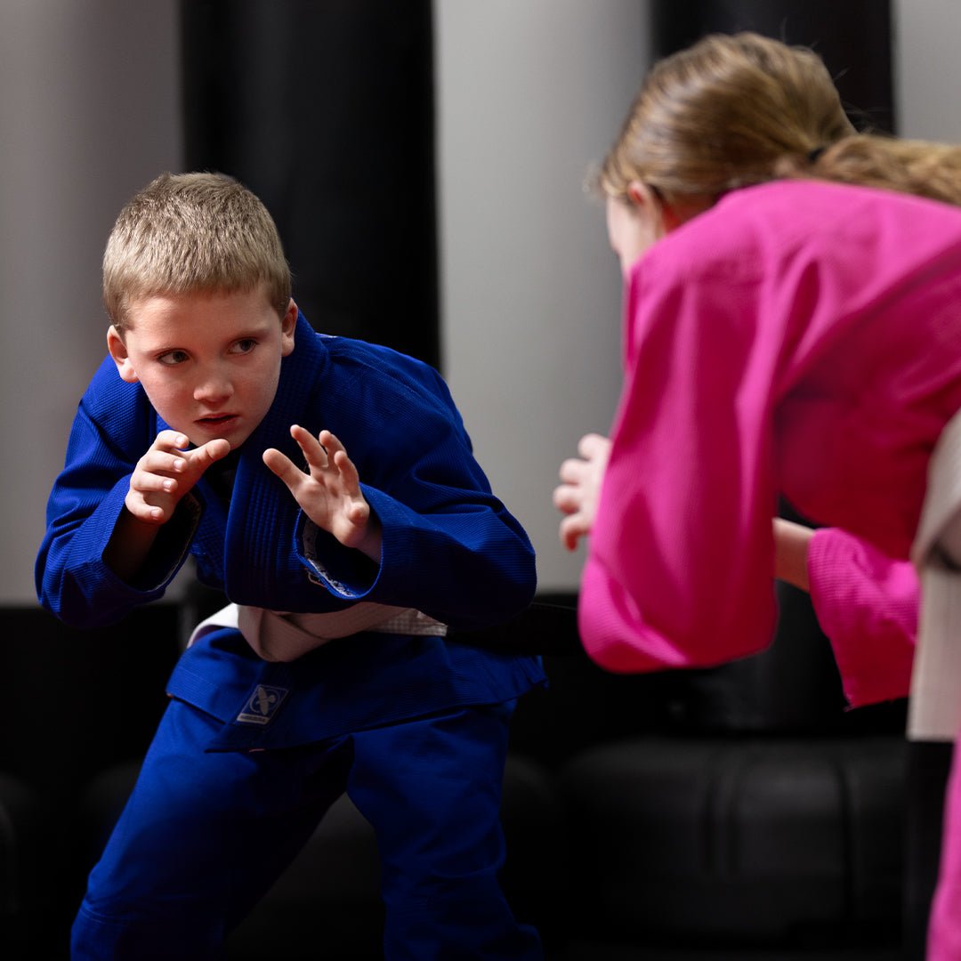 Barn i aktion på tatami med den blå Hayabusa Essential Kids-kimonon