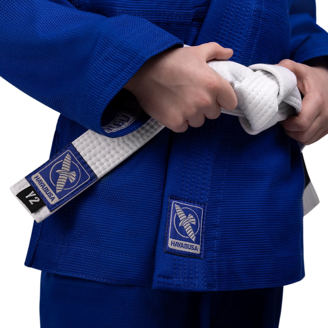 Detalj av det vita bältet som ingår i den blå Hayabusa Essential-kimonon