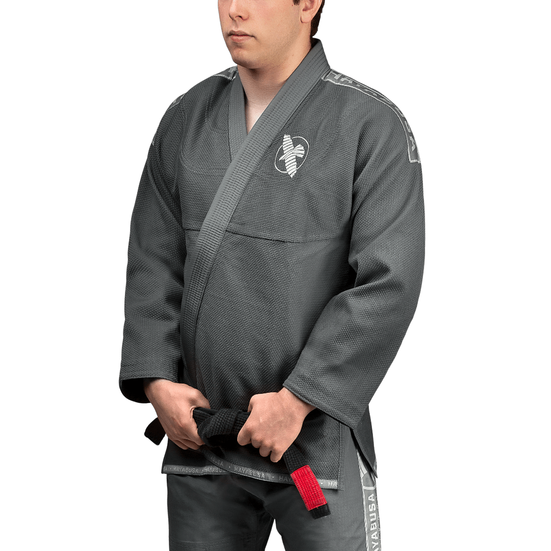 Widok z przodu szarego BJJ Hayabusa Lekkie kimono z minimalistycznymi naszywkami