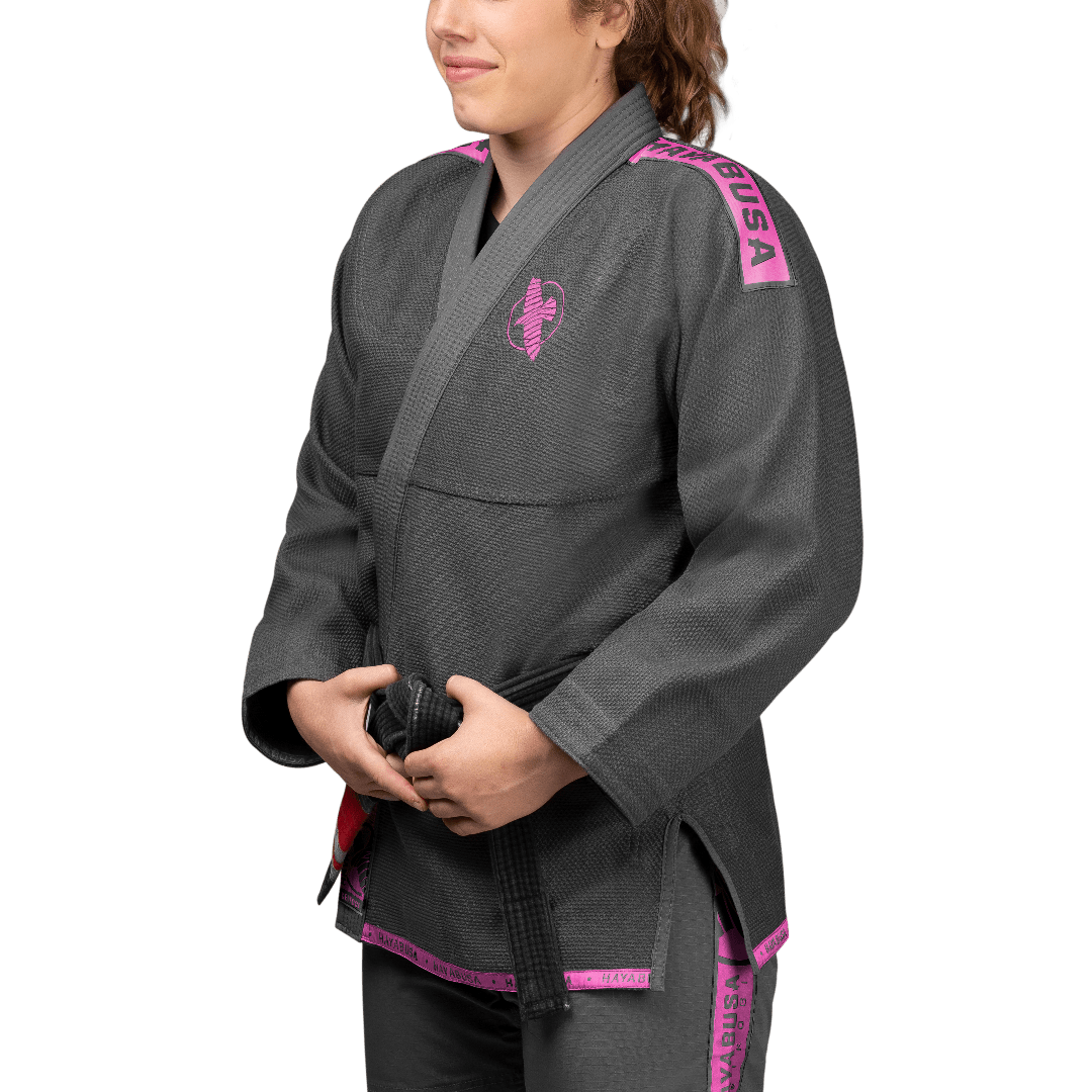 Widok z przodu szarego kimona BJJ Hayabusa Lekkie kimono z różowymi detalami i logo