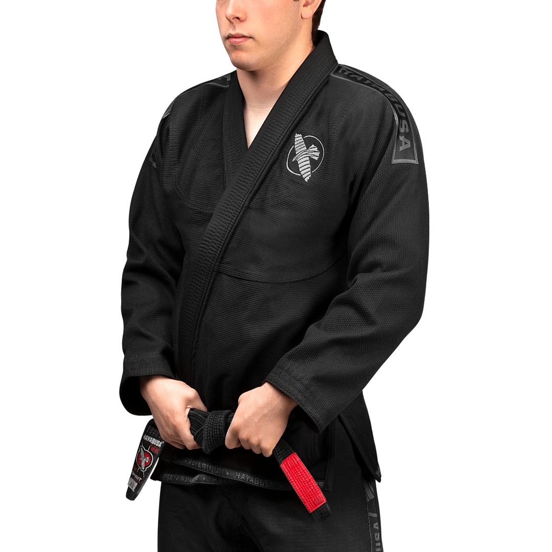 Widok z przodu czarnego BJJ Hayabusa Lekkie kimono z kontrastowym białym haftem