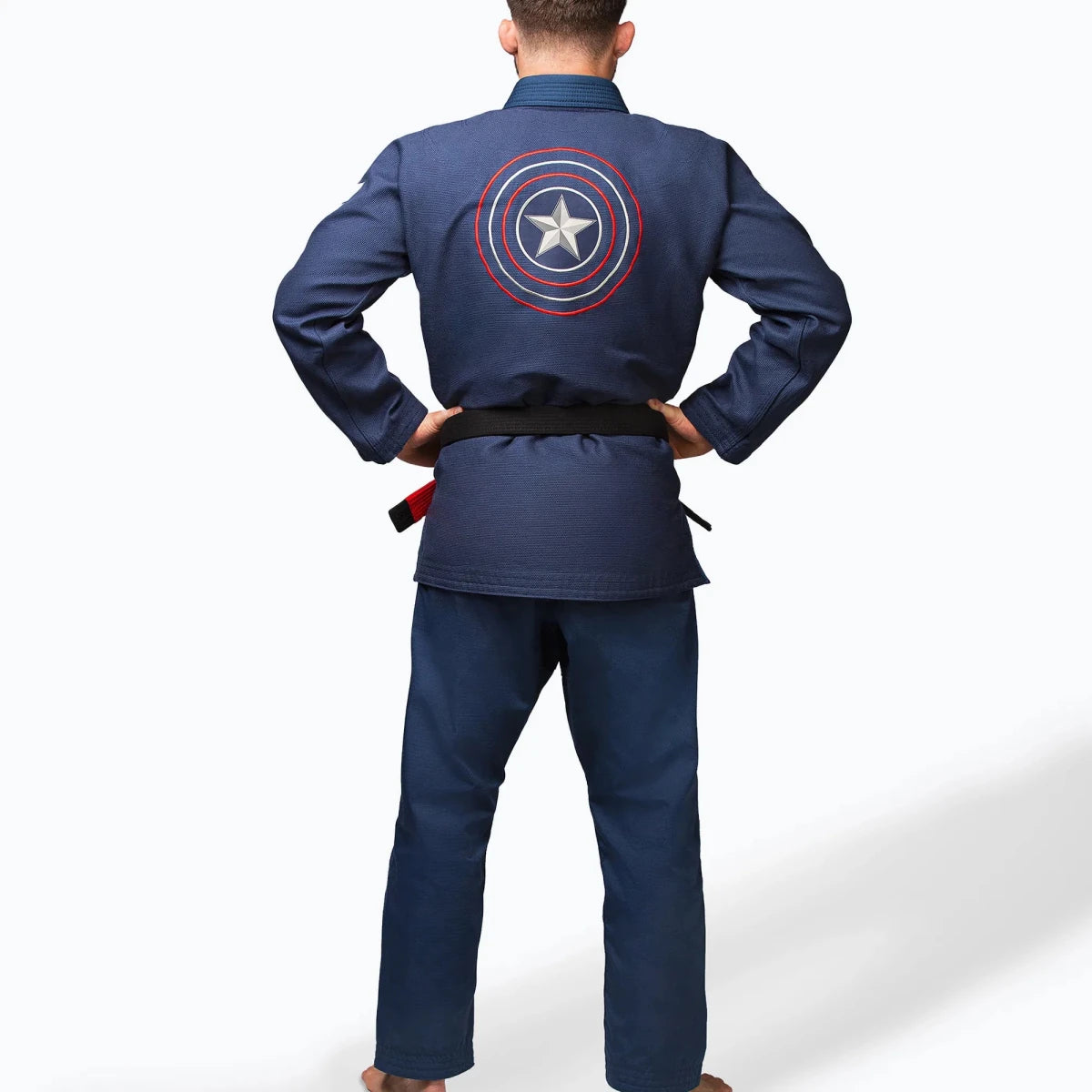 Detail van het schildborduursel van Captain America op het kimono-jasje.
