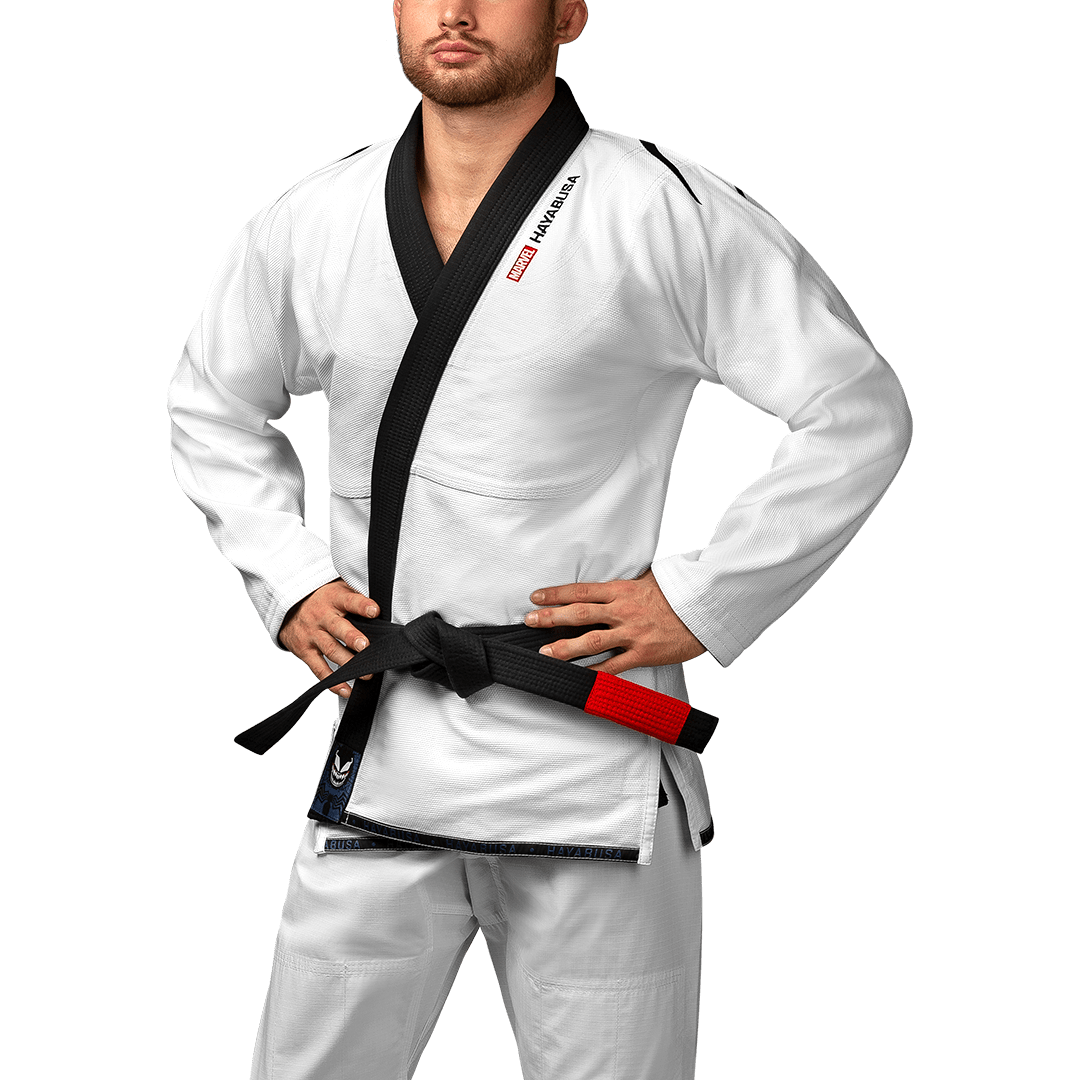 Widok z przodu białego kimona BJJ Hayabusa Marvel Venom z haftem symbionta i oficjalnymi naszywkami
