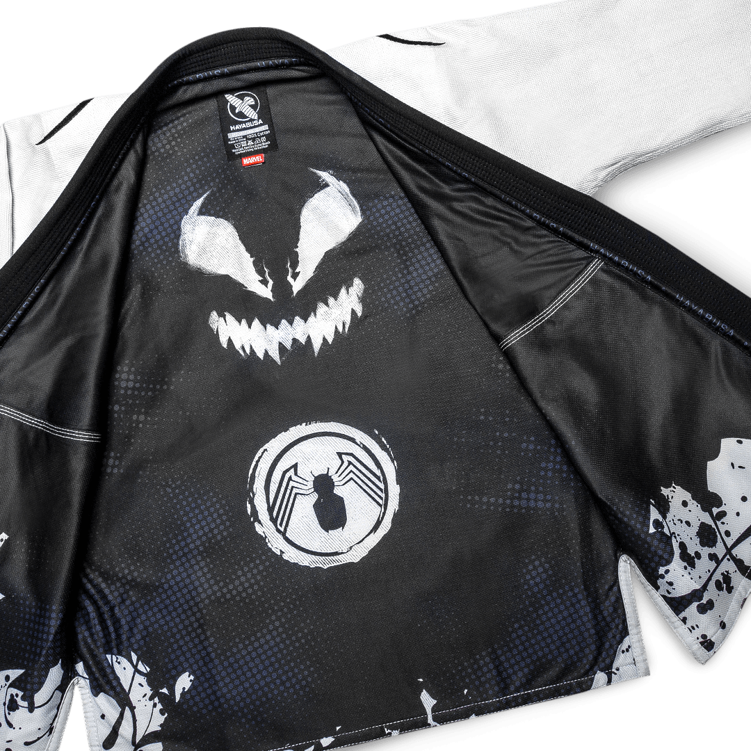 Fragment spersonalizowanej podszewki wewnętrznej kimona Hayabusa Venom z artystyczną grafiką przedstawiającą symbionta Marvela