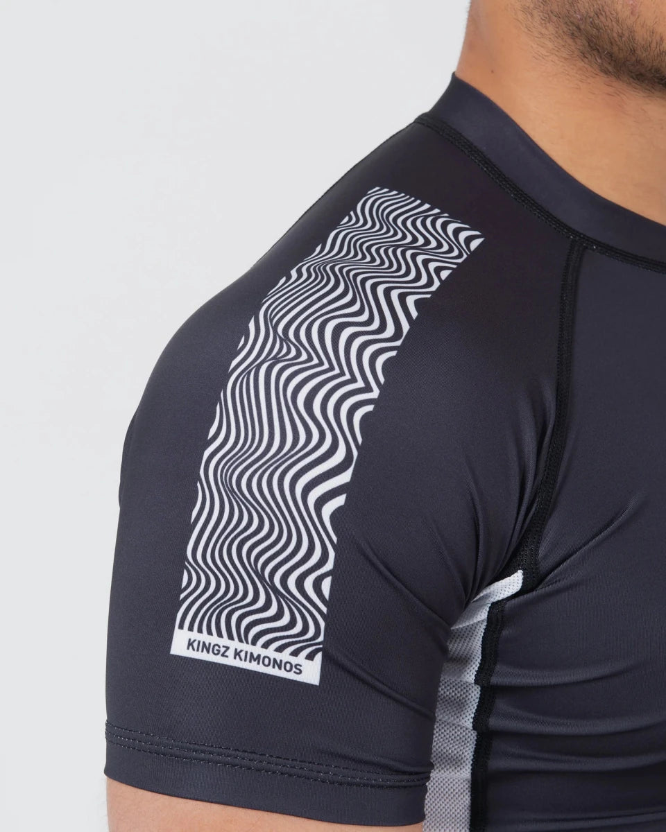 Détail de l'épaule et coutures renforcées sur le rashguard Kingz Flow noir