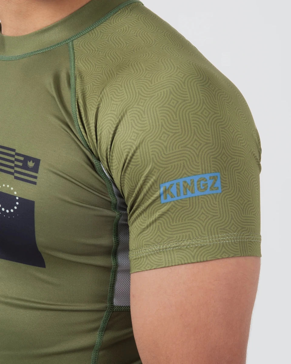 Detalhe das fibras de poliéster e spandex do rashguard Kingz Trooper