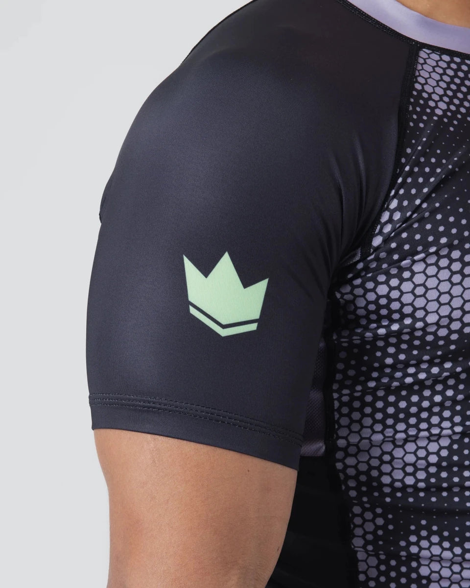 Detalhe do tecido técnico stretch e costura do rashguard Kingz Viper