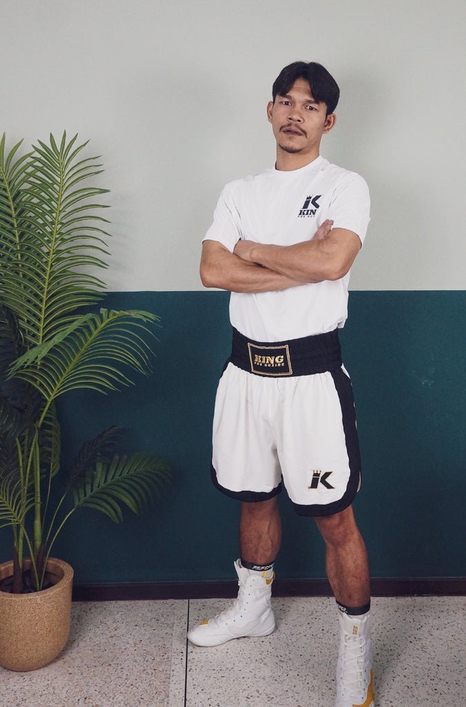 Noszona biała koszulka techniczna King Pro Boxing Apex Pro 1