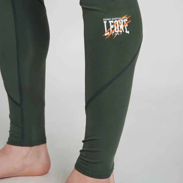 Detalhe das estampas técnicas e escrita Leone nas leggings verdes