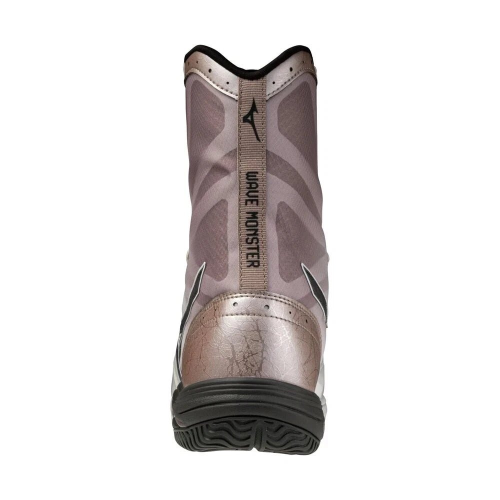 Détail de finition et technologie Wave de la chaussure Mizuno blanche.