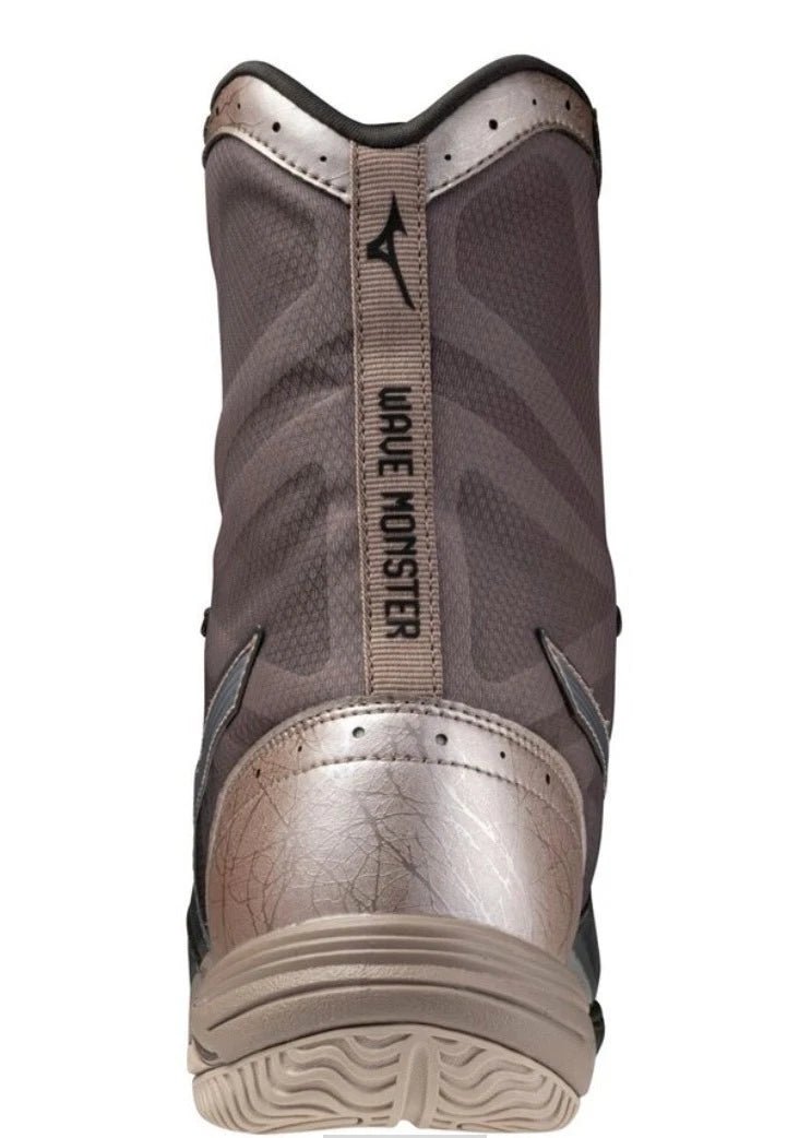 Maintien du talon et de la cheville Chaussures Mizuno Wave Monster noires.