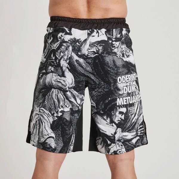 Volledig achteraanzicht van de LEONE x IUTER Prikkeldraad MMA Shorts, met de voortzetting van de grafische print en de achterkant van de zwarte band.