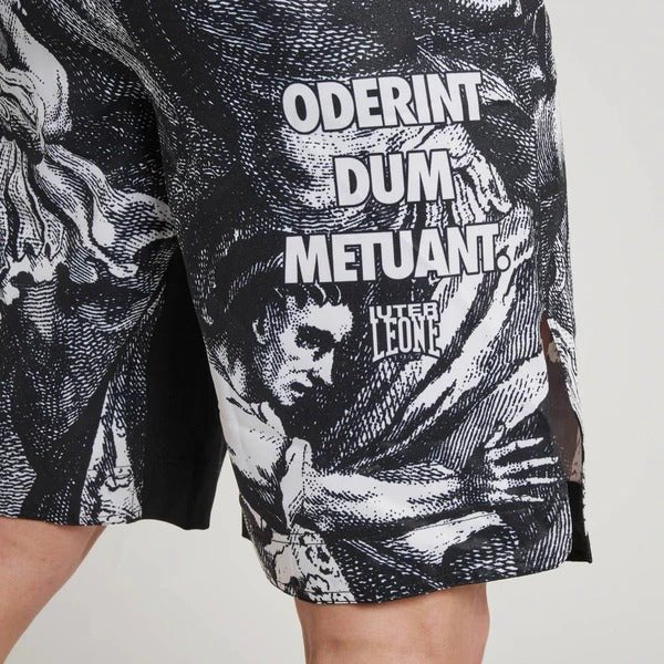 Plat vooraanzicht van de LEONE x IUTER Barbed Wire MMA-short, met de nadruk op de volledige lay-out van de logo's en print