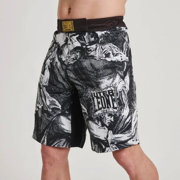 Volledige frontale opname van een model dat de LEONE x IUTER MMA-short draagt, met pasvorm en lengte