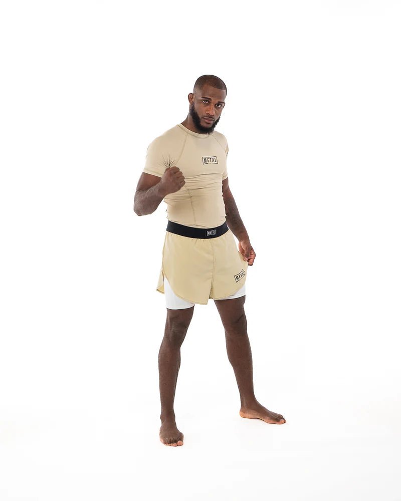 Vista frontal principal Shorts de boxe de metal 2 em 1 bege Desert Storm usado para treinamento de MMA