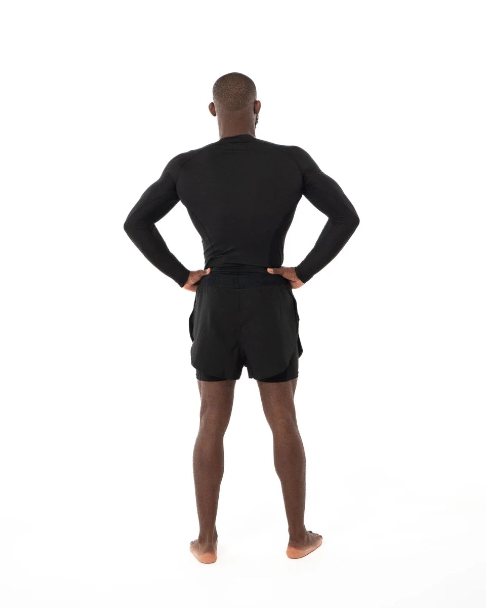 Vista traseira do short preto 2 em 1 Metal Boxe, detalhe do ajuste compressivo