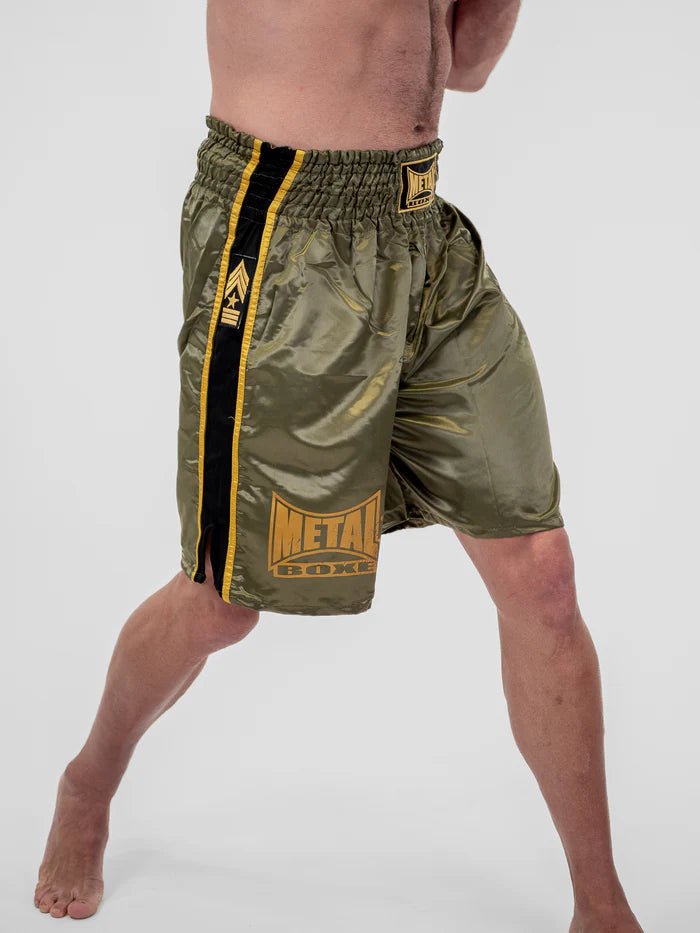 Fragment satynowej tkaniny i złotego wykończenia zielonych spodenek Metal Boxing Pro Line
