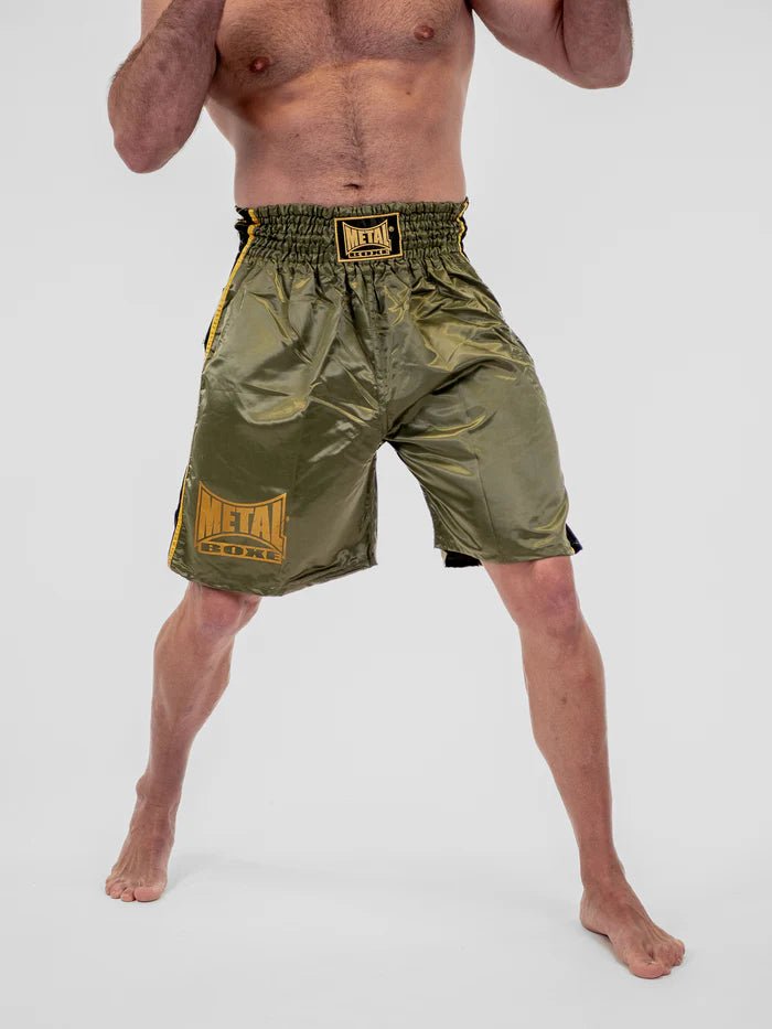 Widok z przodu Angielskie spodenki bokserskie Metal Boxe Pro Line w kolorze wojskowej zieleni i złotej satyny