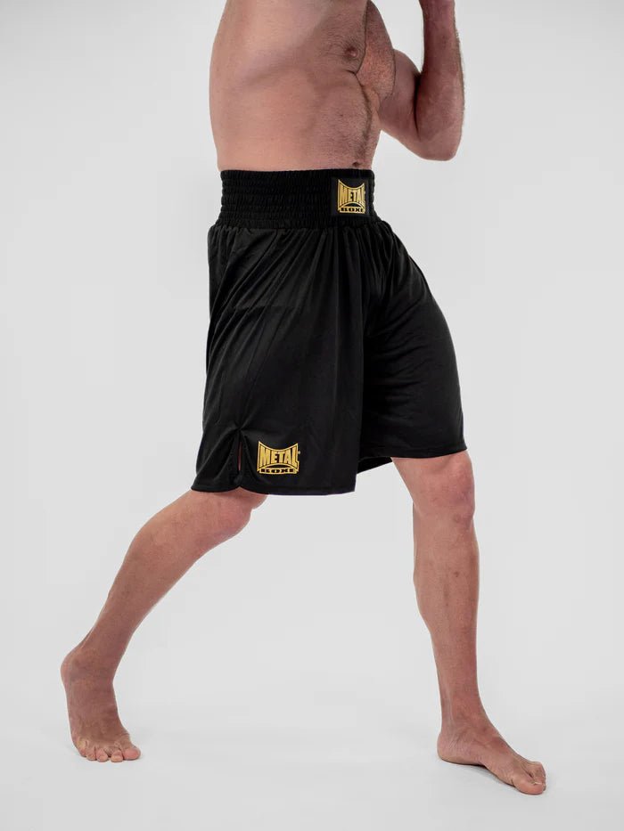 Detail van de zijdezachte stof en afwerkingen van de zwarte Metal Boxe Waterboksshort