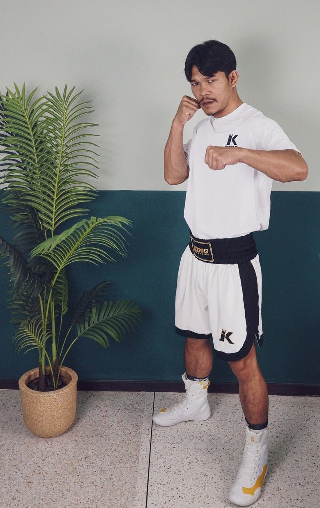 Boxeador usa short branco K King Apex Pro mostrando caimento profissional no ringue