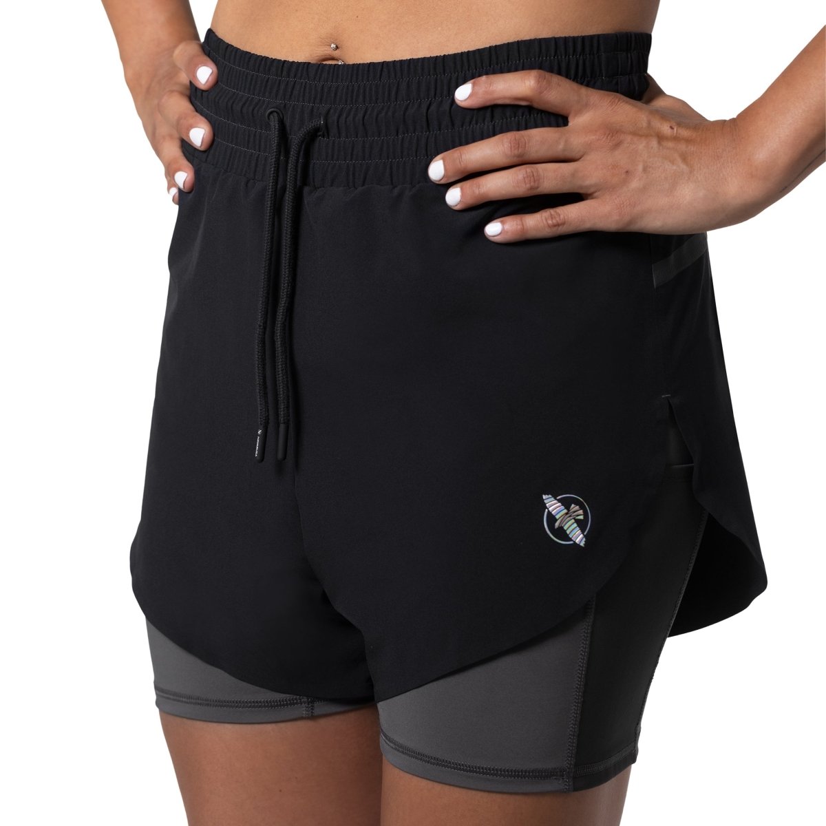 Vue de face du short double épaisseur noir pour femme Hayabusa Mid Rise avec logo sur la jambe