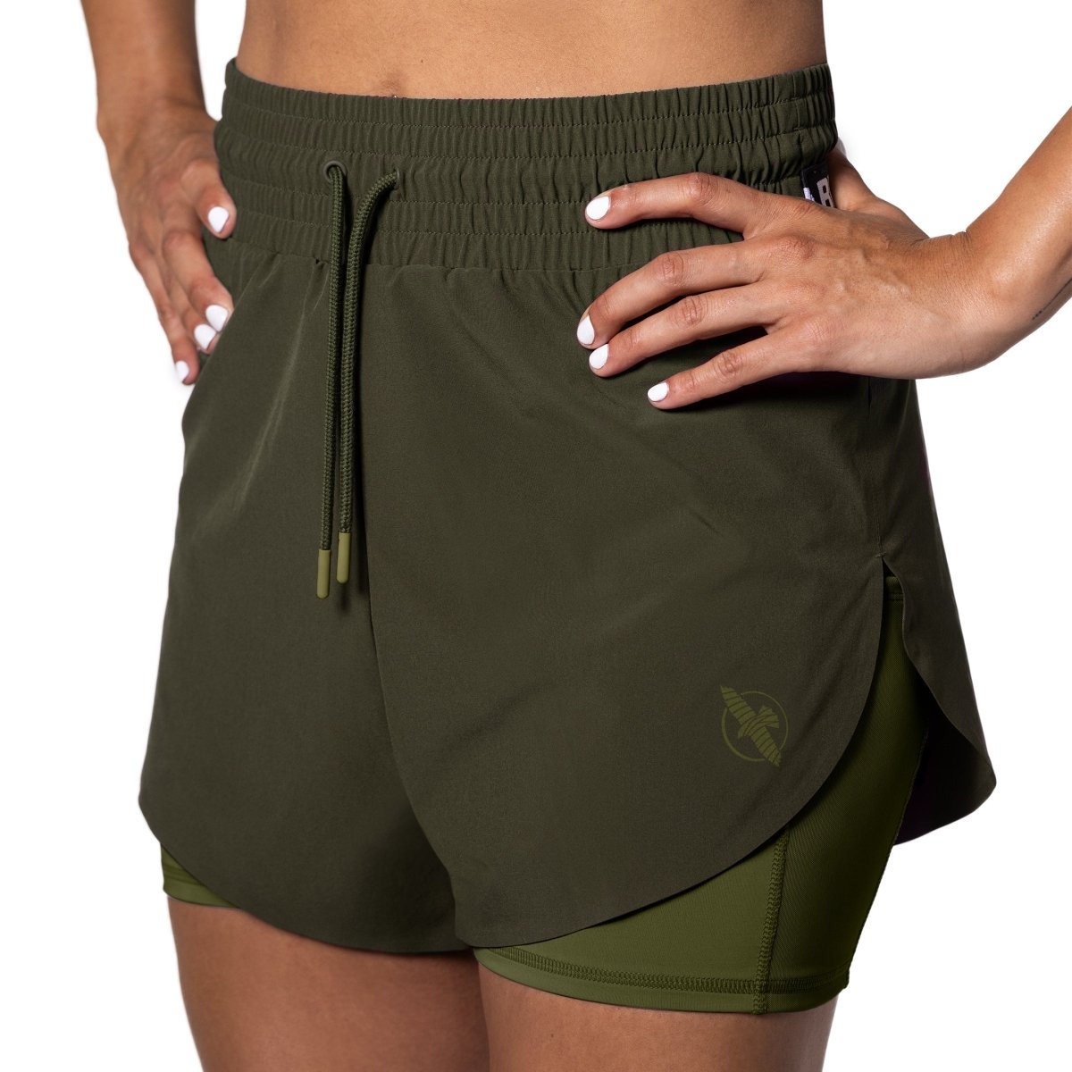 Vue de face du short de sport femme Hayabusa Mid Rise vert olive avec logo