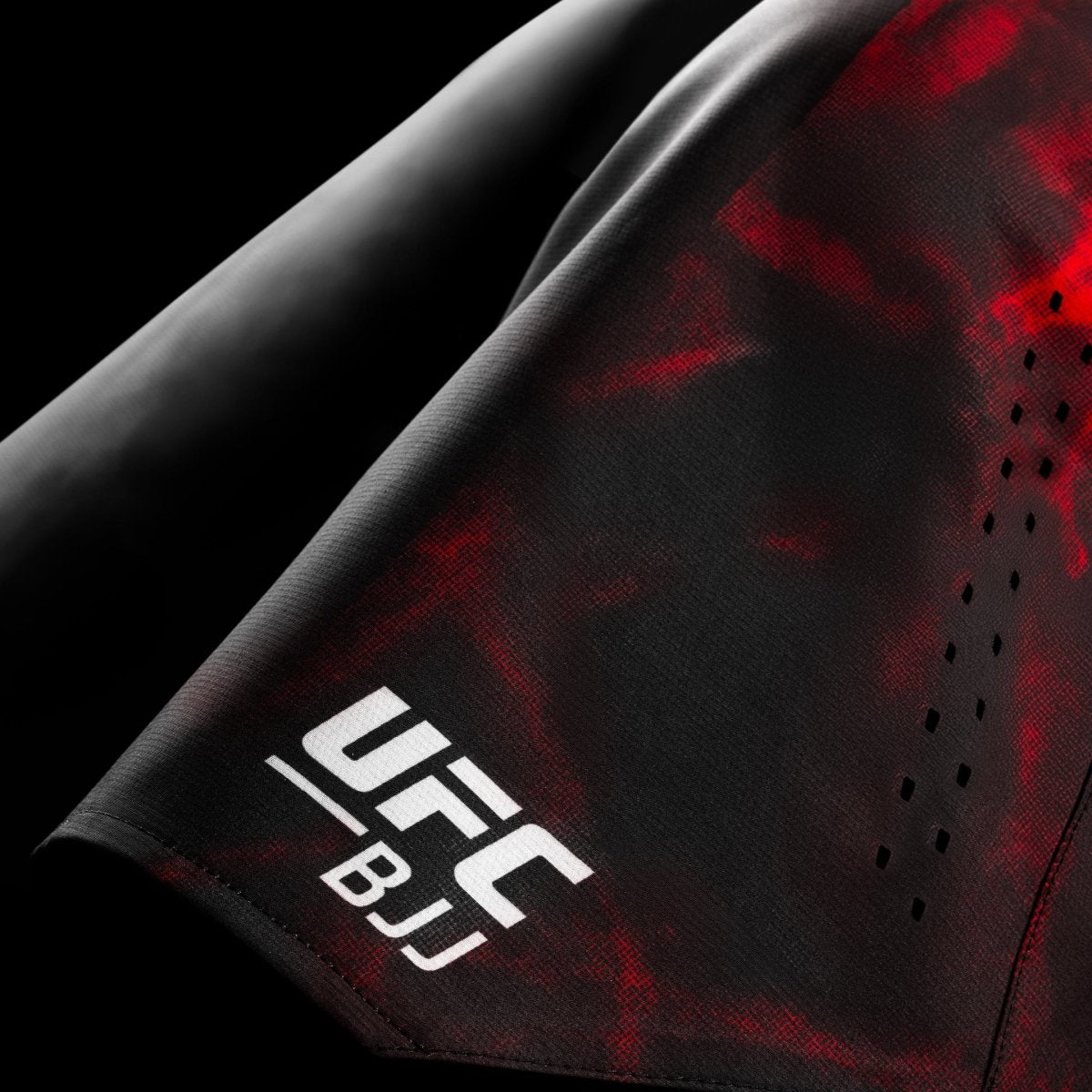 Gros plan du graphique officiel de l'UFC BJJ imprimé sur le short de grappin noir et rouge