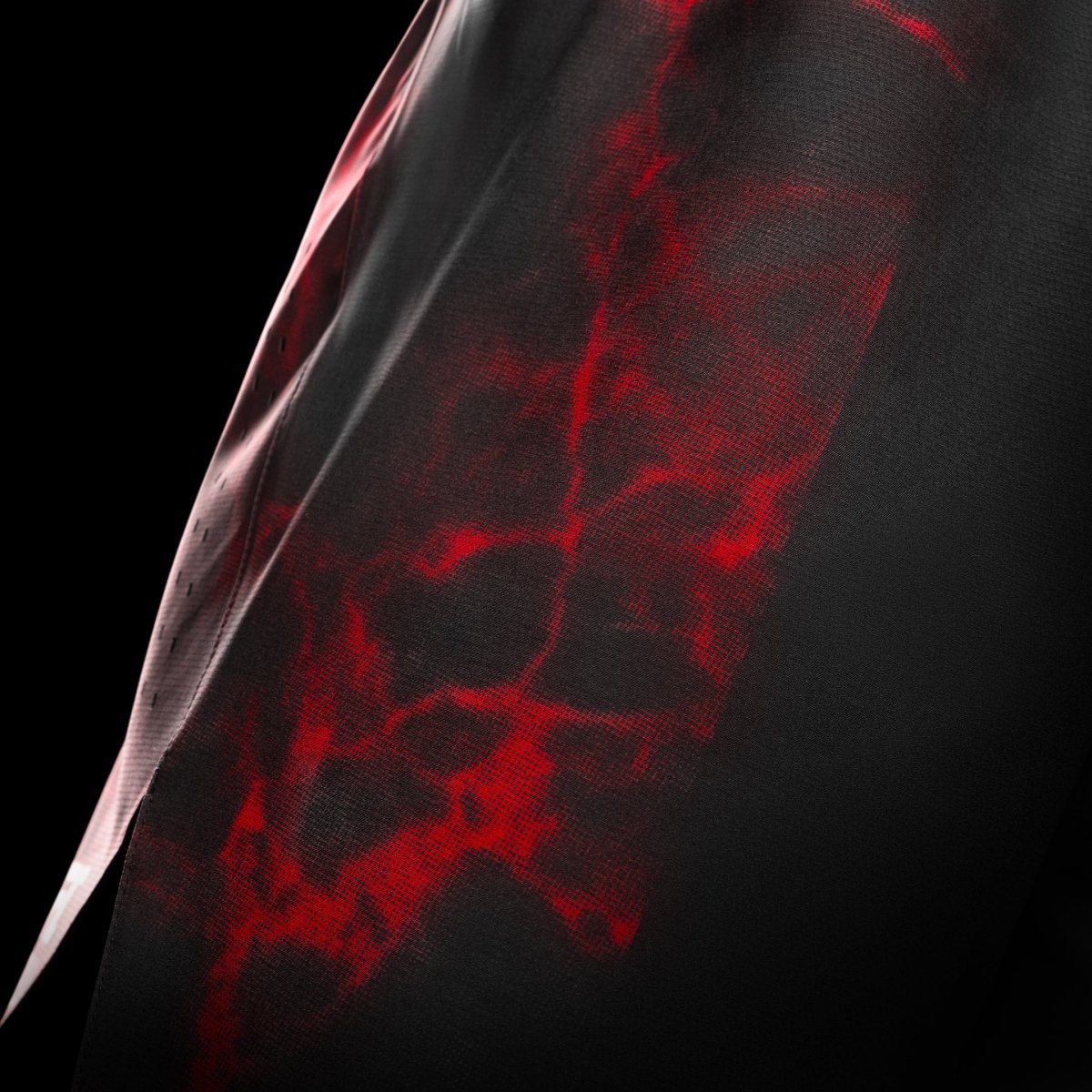 Vue latérale du short UFC BJJ noir et rouge, détail des aérations pour la mobilité et la ventilation laser