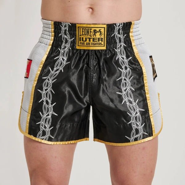 Vedere frontală a pantalonilor scurți de Muay Thai LEONE x IUTER cu grafică din sârmă ghimpată