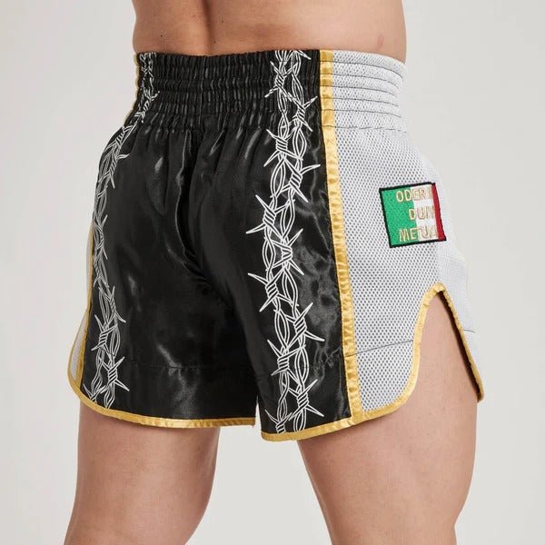 Vedere din spate a pantalonilor scurti thailandezi LEONE x IUTER cu croială tradițională
