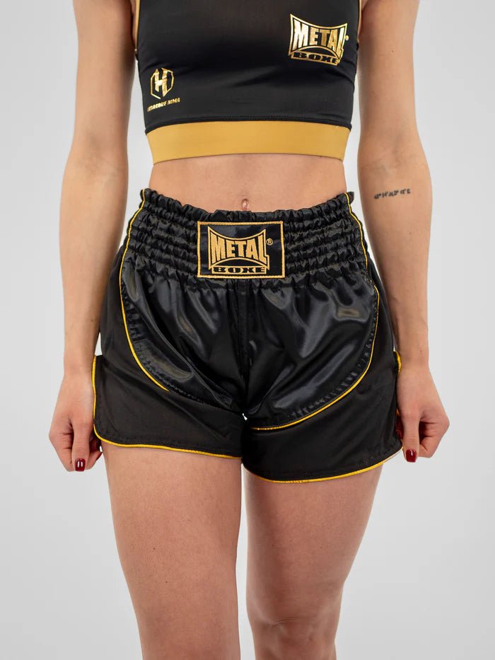 Vue de face short de Kickboxing femme Metal Boxe Siam noir or en satin