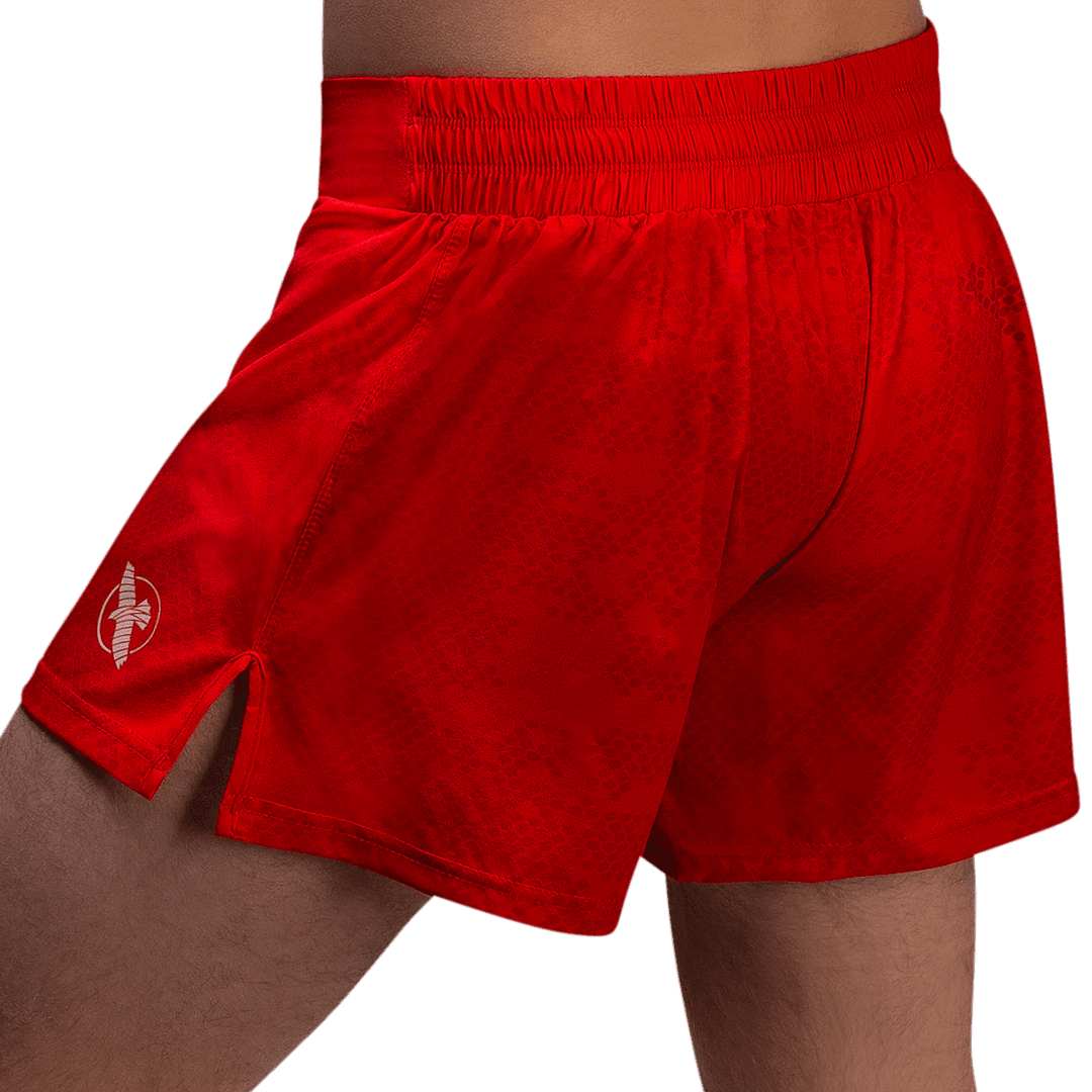 Vedere din spate a pantalonilor scurti roșii Hayabusa Arrow, design ultra-ușor pentru Muay Thai și Kickboxing