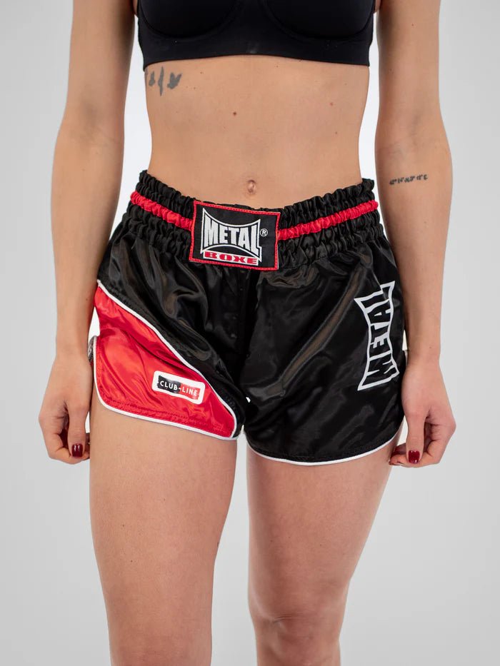 Vedere din față Pantaloni scurți roșii și negri de Kickboxing și Muay Thai Metal Boxing Club Line, purtați de femei