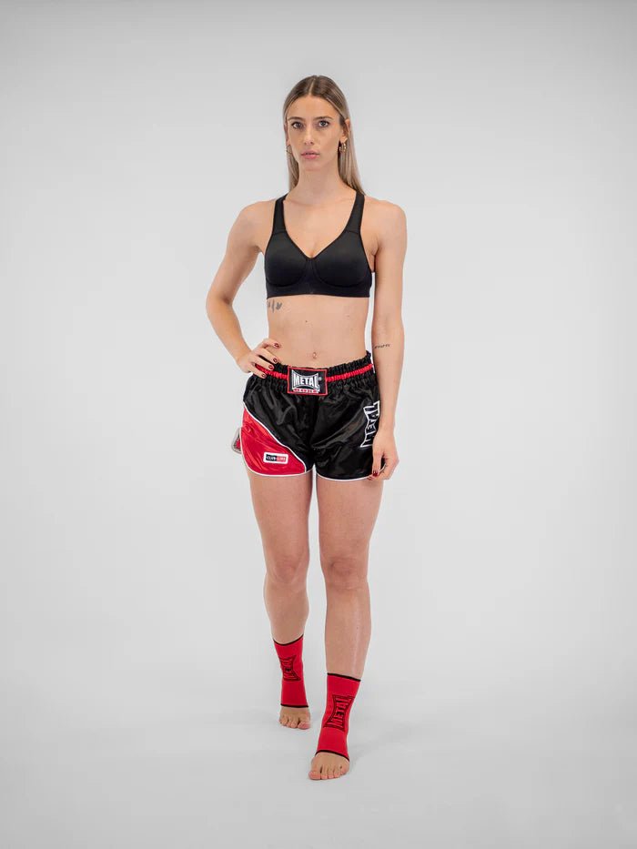 pantaloni scurți-kickboxing-muay-thai-metal-boxe-club-line-negru-rosu-femeie-detaliu-lateral