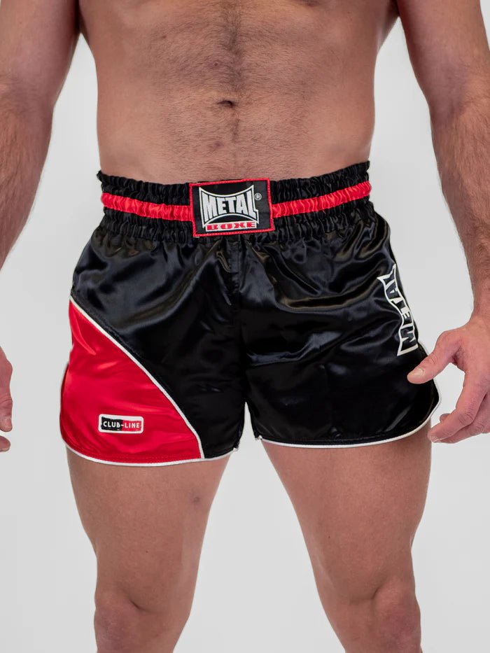 Vedere frontală Pantaloni scurți de Kickboxing și Muay Thai Metal Boxe Club Line negru roșu purtat de bărbați