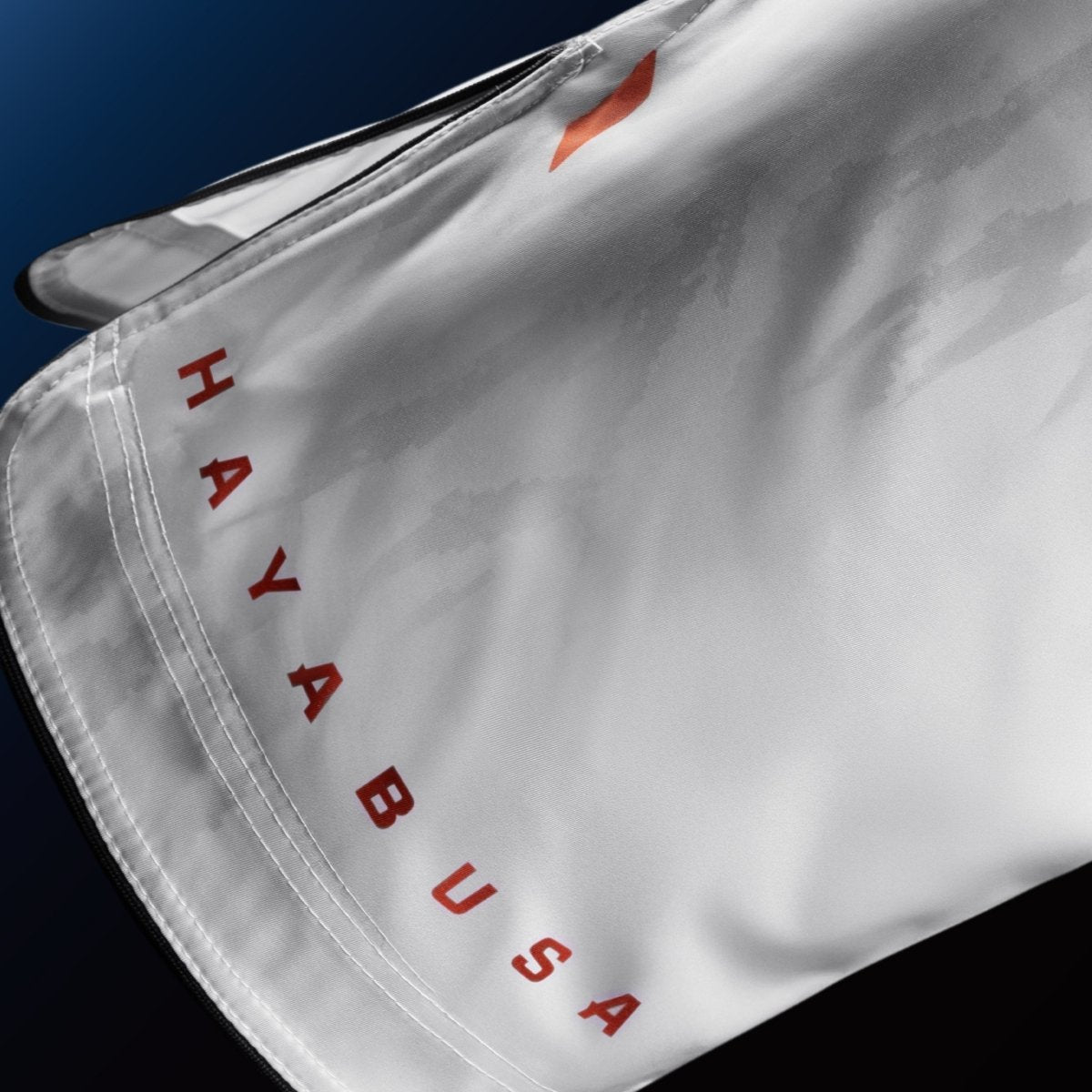 Détail de l'écriture Hayabusa sur la jambe du short blanc pour MMA et grappling