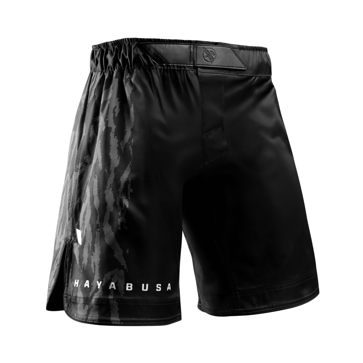 Vooraanzicht van de Hayabusa Apex 3/4 MMA shorts zwart, hybride snit voor worstelen en BJJ No-Gi