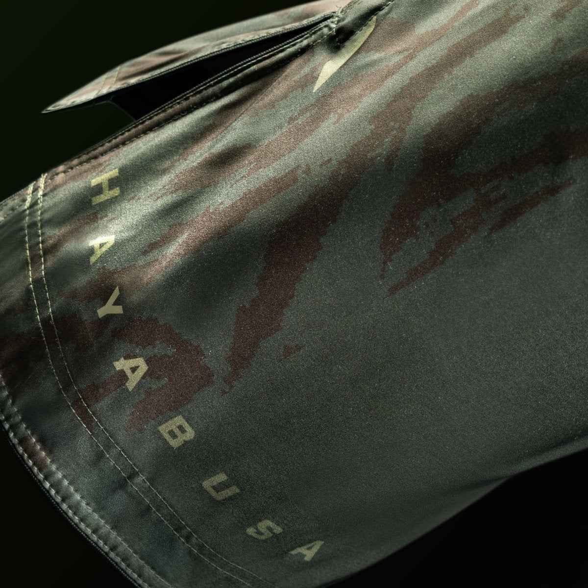 Détail des graphismes et écriture Hayabusa sur la jambe du short trois-quarts vert