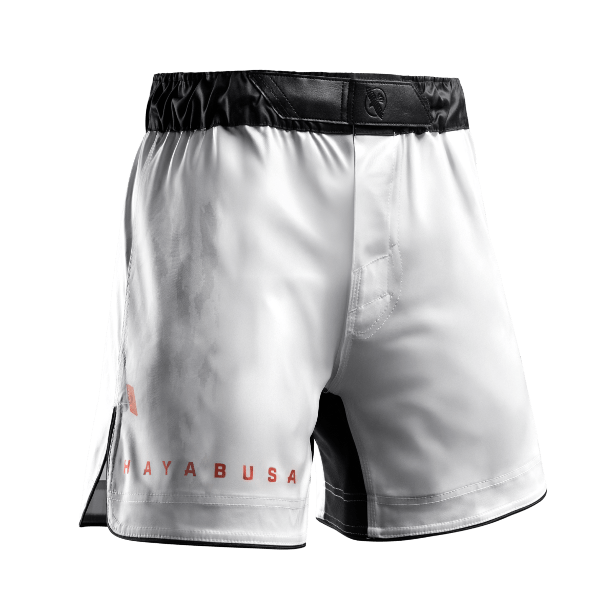 Framifrån av de vita Hayabusa Apex Full-Length MMA-shortsen, med sidoöppningar för rörlighet